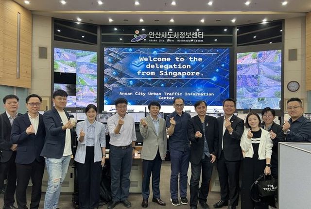 싱가포르 육상교통청 대표단이 안산시 도시정보센터를 방문, 실시간 교통정보 수집·제공 시스템을 둘러보고 관계자들과 함께 기념촬영을 하고 있다.