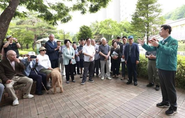 이상일 용인특례시장은 10일 기흥구 마북동 교동마을 현대홈타운 민원 현장을 찾아 현장을 점검하고 주민 의견을 청취했다