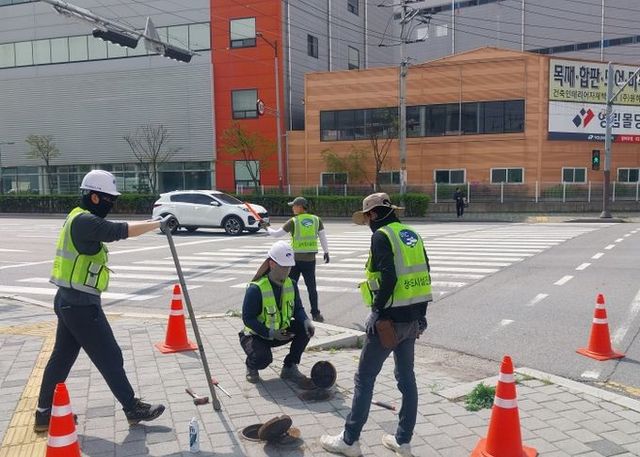 화성특례시 점검반이 도로변 상수관 밸브 상태를 확인하며 철개 파손 여부 등을 점검하고 있다