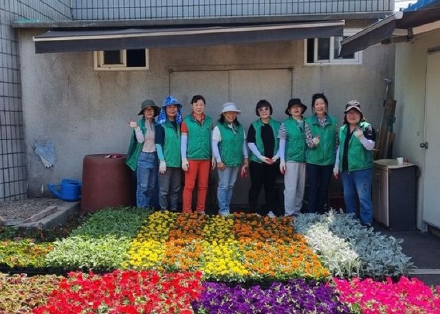 평택시 중앙동 새마을부녀회, “여름꽃으로 무더위 일상에서 삶의 위로를”