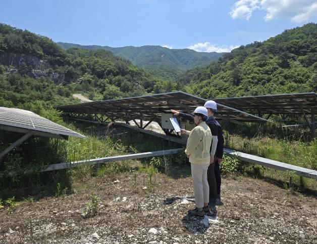이태선 경기도 산림녹지과장이 12일 포천시에 소재한 산지 태양광발전시설 허가지 등을 현장점검하고 있다