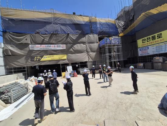 수원시 기술감사팀 직원들이 시민감사관들과 망포1동 행정복지센터 신축공사장을 대상으로 현장 감사를 하고 있다.