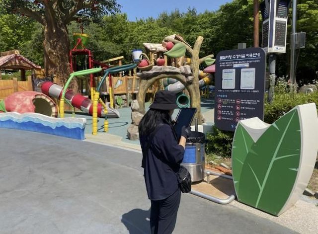 과천시 관계자가 문원체육공원 물놀이터를 점검 중이다.