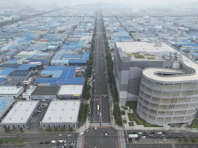 시화국가산업단지 재생사업의 일환으로 추진 중인 공단2대로(정왕동 2120) 기반시설 정비공사가 마무리됐다.