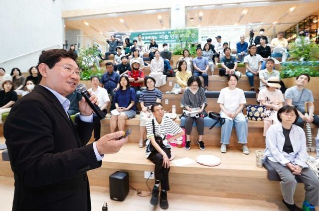 이상일 용인특례시장이 14일 동천도서관에서 '그림으로 읽는 셰익스피어, 그리고 인간의 모습들'을 주제로 특강을 했다