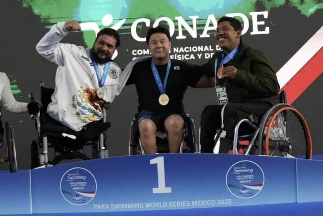 용인특례시 장애인수영팀 조기성 선수(가운데)가 멕시코 과달라하라에서 열린 세계대회에서 금메달, 은메달, 동메달을 각각 1개씩 획득했다