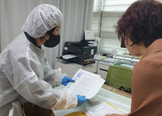 관내 사회복지시설과 산후조리원을 대상으로 식중독 예방 점검을 실시하고 있다.