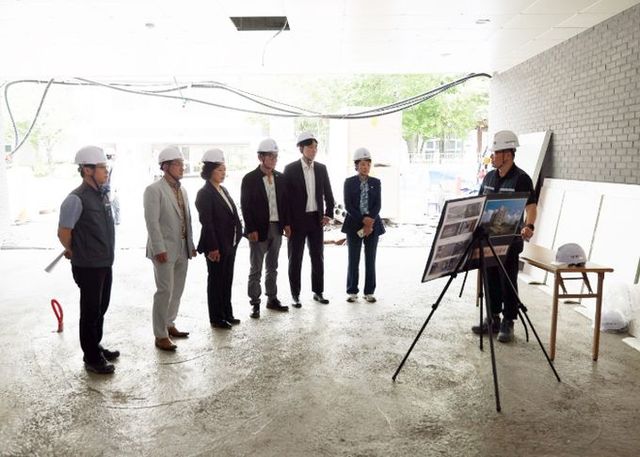 안양시의회 도시건설위원회, 석수체육관 건립공사 현장 방문