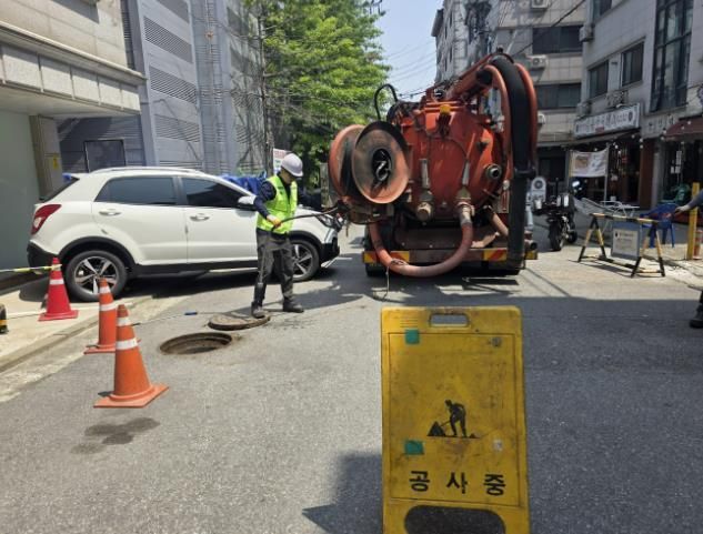 하수도 준설 작업을 하고 있는 모습