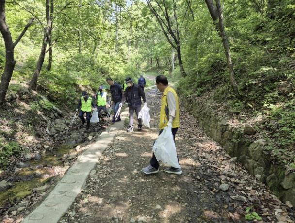 주민과 함께 환경정화 및 안전예방 활동을 진행하며 안전한 마을을 만들어 나간다