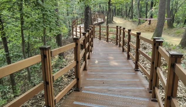 한숲근린공원 숲길에 만들어진 데크길