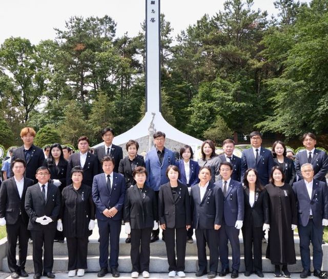 용인특례시의회는 6일 제70회 현충일을 맞아 처인구 김량장동 현충탑을 찾아, 순국선열과 호국영령의 고귀한 희생을 추모하고 참배했다.