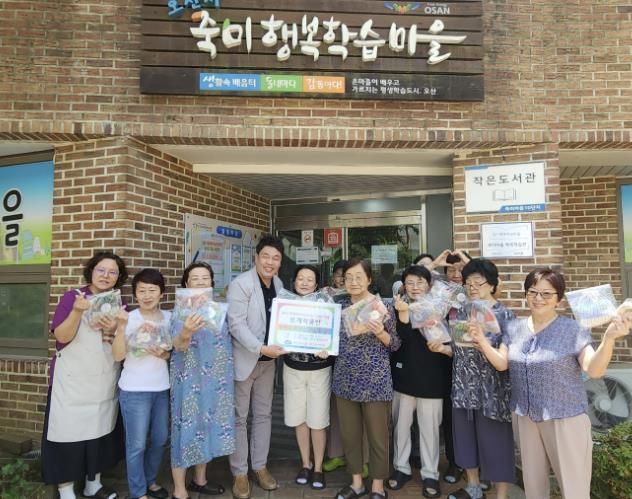 오산세교종합사회복지관, 경기행복학습마을만들기 뜨개작품반 수강생 '생리대 파우치' 기부로 따뜻한 나눔 실천