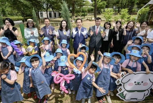 이재준 수원특례시장이 어린이들을 위해 조성한 기부 정원 개장식에서 기념촬영을 하고 있다.