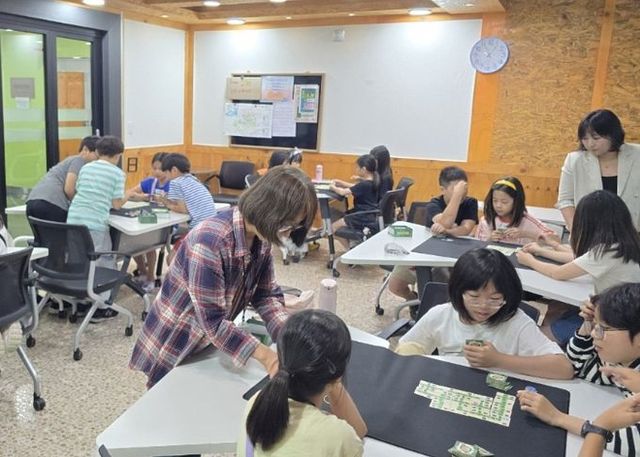 지난 3월부터 6월까지 초등학생을 대상으로 운영한 '탄소중립 체험 프로그램'을 성공적으로 마무리해 기념사진을 촬영하고 있다.