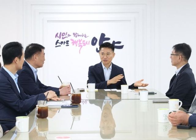 이계삼 안양시 부시장(가운데)과 간부공무원들이 1일 오전 9시 시청 본관 3층 간부회의실에서 간부공무원들과 환담을 나누고 있다
