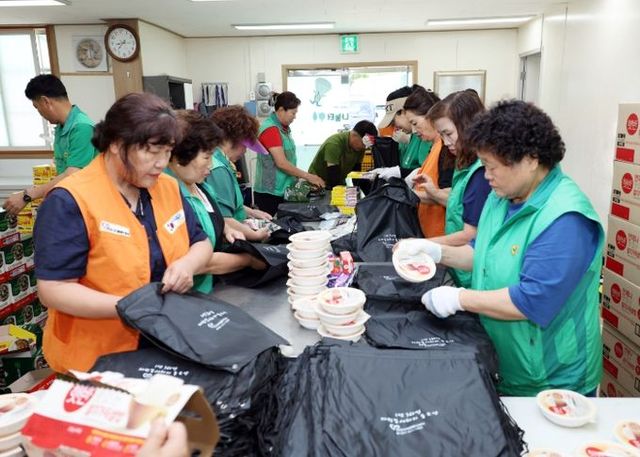 폭염 특보에 따라 어르신 무료급식 밀키트 꾸러미로 대체