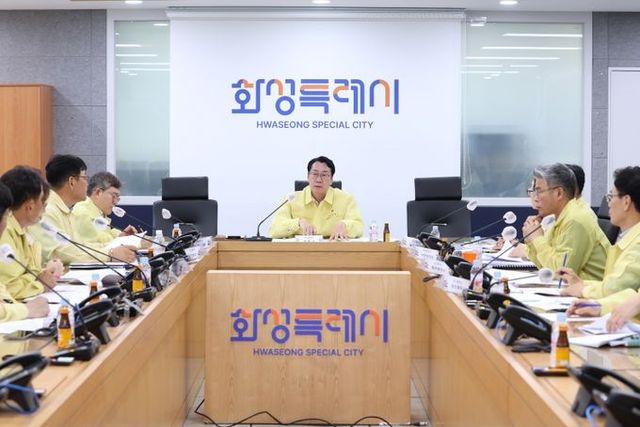 정명근 화성특례시장이 11일 폭염 대비 긴급 대책회의를 주재하며 폭염 대응을 철저히 할 것을 지시하고 있다