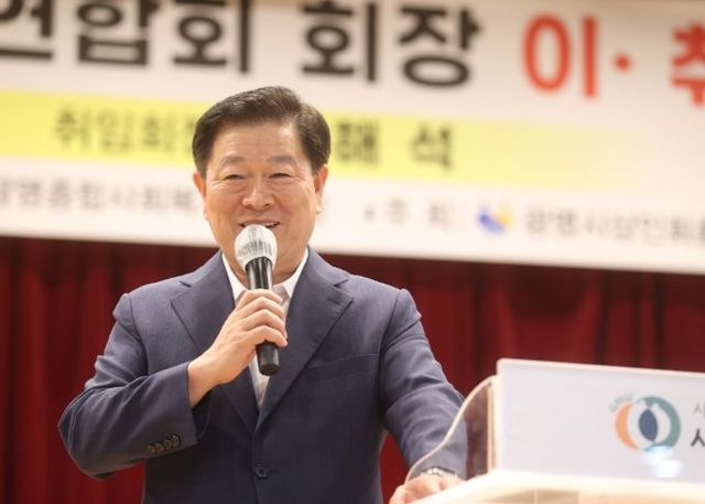 박승원 광명시장이 지난 15일 시립광명종합사회복지관 대강당에서 개최된 '광명시상인회총연합회 회장 이·취임식'에 참석해 축사를 하고 있다.