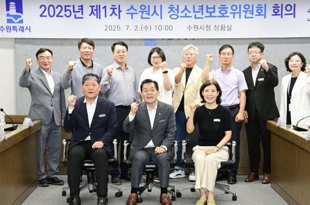 이재준 시장(앞줄 가운데), 김현수 제1부시장(뒷줄 오른쪽 2번째) 등 위원들이 함께하고 있다.