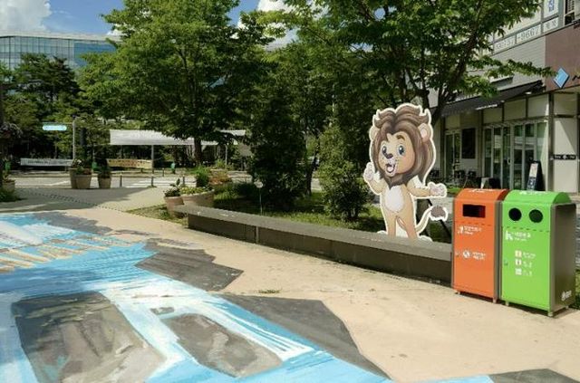 성남시 중원구 여수동에 설치된 가로 쓰레기통(일반쓰레기통 75리터, 재활용품통 75리터 한세트)