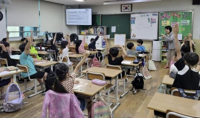 지난 16일 하안북초등학교에서 '초등학생 치매파트너' 양성교육이 진행 중이다.