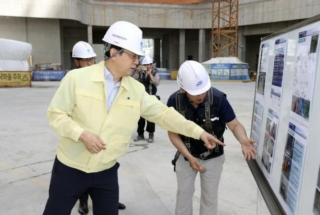 현근택 수원시 제2부시장이 공사 현장을 점검하고 있다