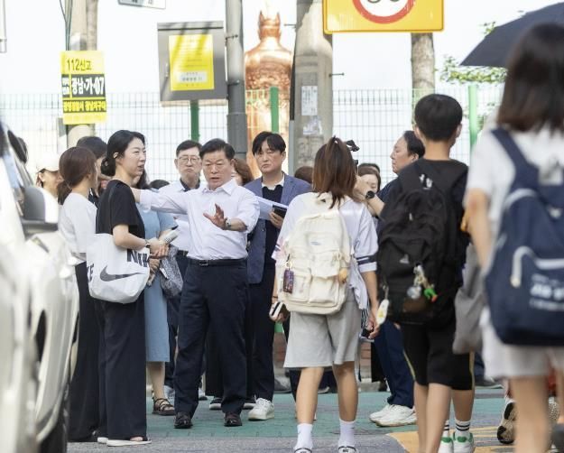 박승원 광명시장이 지난 23일 아침 광명남초등학교 통학길을 방문해 안전점검을 하고 있다