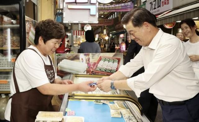 박승원 광명시장이 지난해 9월 추석명절을 앞두고 광명새마을시장을 방문해 광명사랑화폐로 물품을 구매하고 있다.