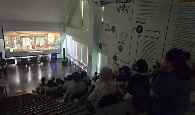 지난 25일 평생학습도서관에서 시민과 함께하는 '평생학습도서관 오픈시네마'가 운영되고 있다.