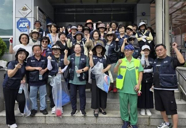 수원시 장안구 율천동, 이면도로 제초작업으로 쾌적한 환경조성