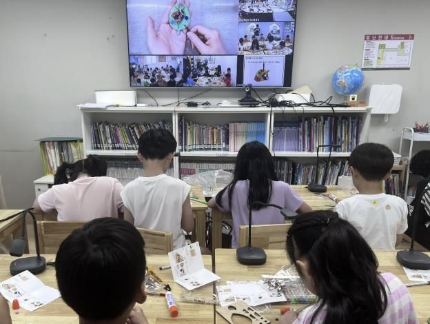 7월 28일, 여수동에 있는 다함께돌봄센터 14호점에서 아동들이 ‘생물 속 숨은 과학 찾기’ 수업에 참여하고 있다.