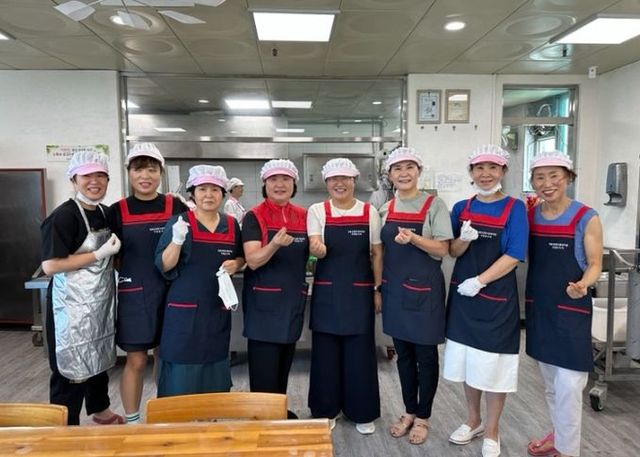 경로식당 배식봉사 단체사진