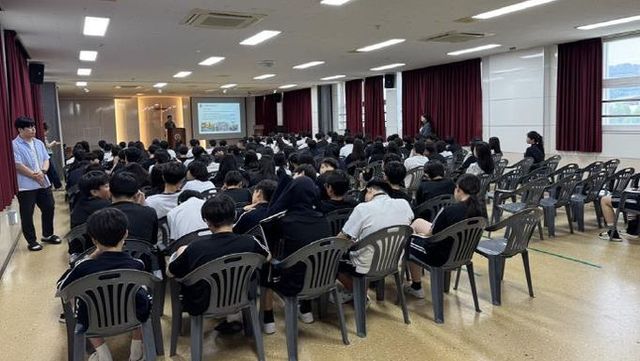 ‘관광산업의 이해’를 주제로 수원시 삼일중학교를 찾아 강연하는 정대영 경기연구원 연구기획실장.