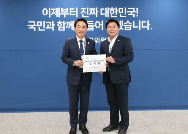 임병택 시장이 박수현 국가균형성장특별위원장(왼쪽)과 면담을 갖고 기념촬영을 하고 있다