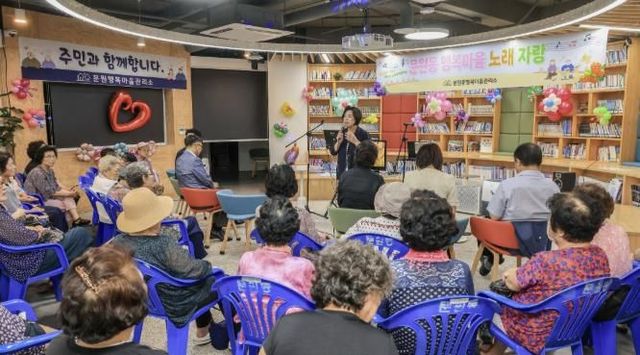 문원동 행복마을관리소 노래자랑에서 신계용 과천시장이 인사말을 하고 있다