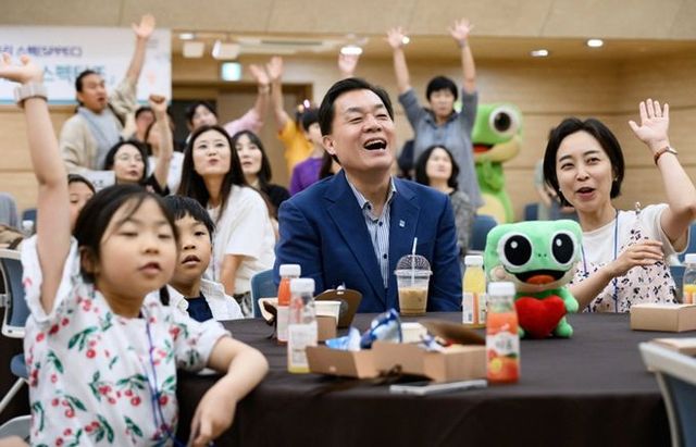 이재준 수원시장이 패밀리 데이 참가자들과 함께하고 있다.