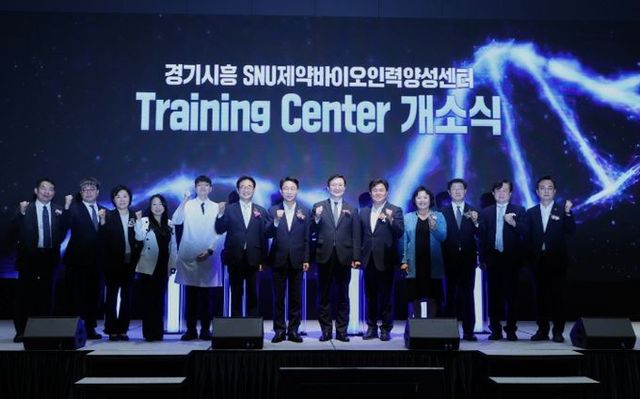 참가자들이 세리머니 후 기념사진을 찍고 있다.(사진 왼쪽부터 경기시흥 SNU 제약바이오인력양성센터 정진현 센터장, 서울대학교 시흥캠퍼스 신영기 본부장, 보건복지부 보건산업정책국 정은영 국장, 박소영 시흥시의회 의원, (연구원 연출), SNU 바이오 특화단지 추진위원회 원희목 위원장, 조정식 국회의원, 서울대학교 유홍림 총장, 임병택 시흥시장, 오인열 시흥시의회 의장)