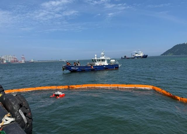 신속 전장된 오일펜스 내에서 무인수상정이 회수 실증을 수행하는 장면.