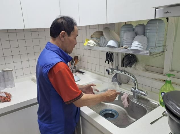 청와아파트에서 처음으로 수돗물을 틀고 있는 모습.