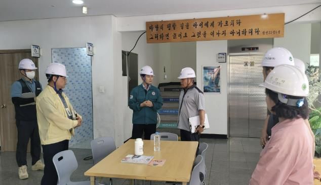 허남석 안산시 부시장(왼쪽 세번째)이 폭염 취약시설인 민간 건설공사장을 방문해 점검하고 있다.