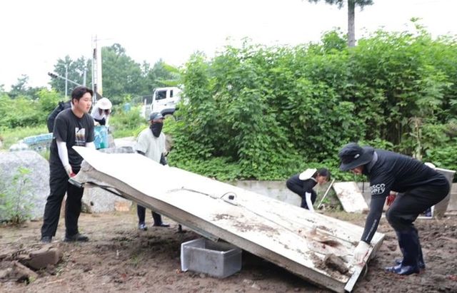 시흥시 공직자 40여 명, 가평군 수해복구 현장 찾아 구슬땀