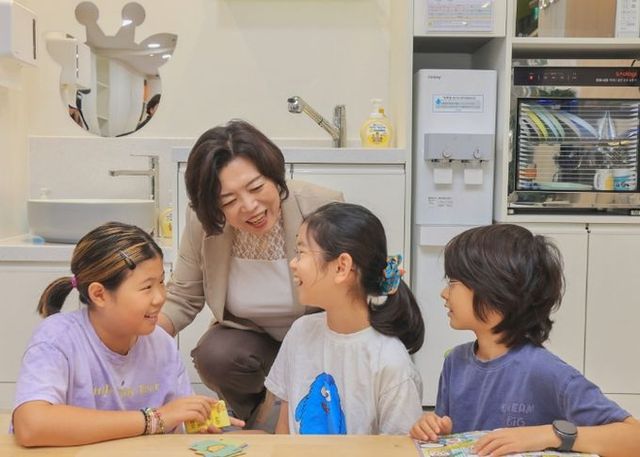 신계용 과천시장이 12일 부림동 다함께돌봄센터를 방문해 아이들과 이야기 나누고 있다