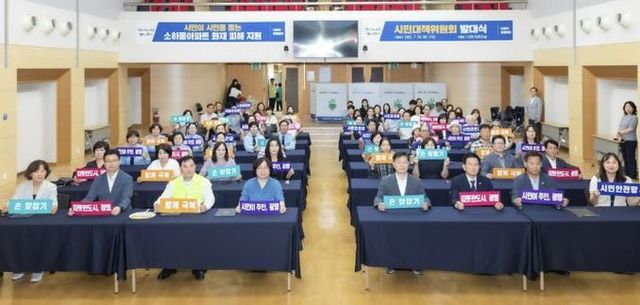 박승원 광명시장(사진 앞줄 오른쪽에서 네 번째)이 지난 7월 시청 대회의실에서 열린 ‘소하동 아파트 화재 피해 지원 시민대책위원회’ 발대식에 참석해 위원들과 기념사진을 촬영하고 있다.