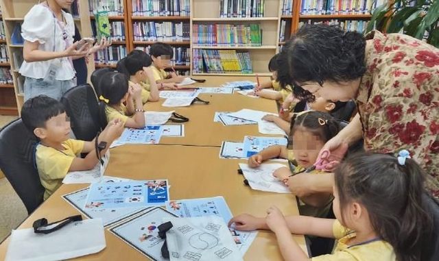 수원시 권선구 곡선동 새마을문고회, 태극기 만들며 나라사랑 마음 키워요!