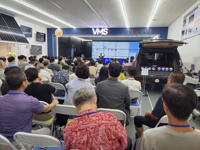 박가람(미국명 앤디박)대표이사가 AI데이터마이닝센터에 대해 설명하고 있다.