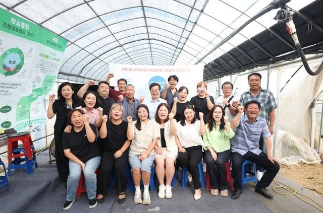 13일 오후 김동연 경기도지사가 친환경 농산물 운영현황 및 생산체험, 관계자 간담회를 마치고 참석자들과 기념촬영을 하고 있다.