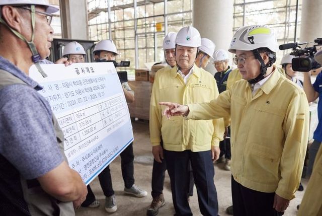 14일 오후 김동연 경기도지사가 의왕시 학의동 건설현장을 방문해 건설업 산업재해 취약요인 점검을 하고 있다.