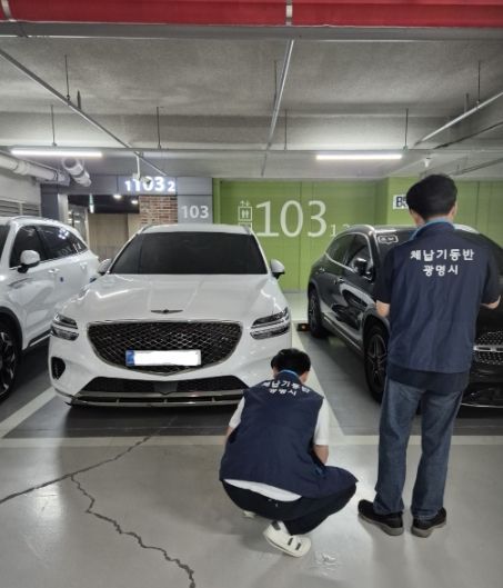 광명시 체납기동반 관계자들이 체납 차량에 대해 번호판 영치를 진행 중인 모습.