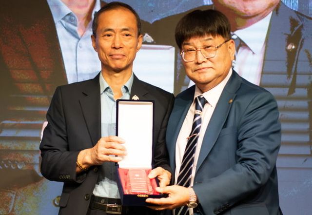 정희석 제주국제페스타, 혜은이가요제 조직위원회 회장 홍원경 총재에게 취임패 전달